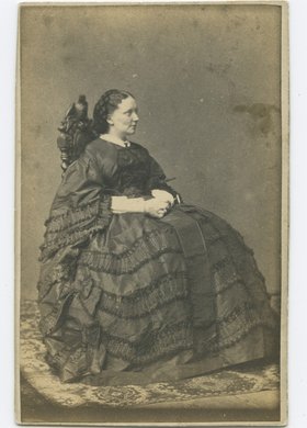 Portret kobiety w czarnej sukni