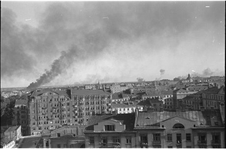 Panorama Powiśla i dymy pożarów nad miastem