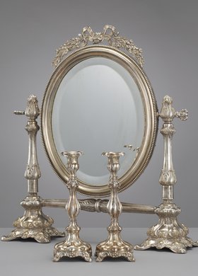 Lustro toaletowe z dwoma świecznikami