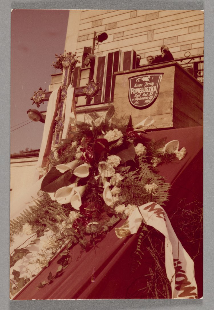 Pogrzeb bł. ks. Jerzego Popiełuszki - kataflak z trumną oraz prowizoryczny ołtarz na balkonie kościoła p.w. św. Stanisława Kostki na warszawskim Żoliborzu