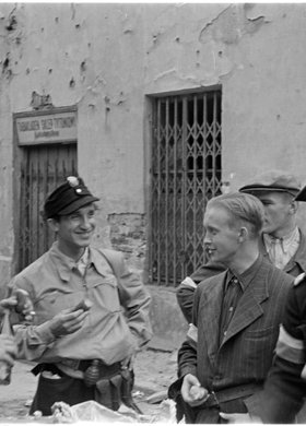 Grupa powstańców na ulicy Wareckiej