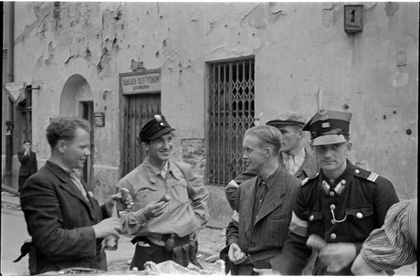 Grupa powstańców na ulicy Wareckiej