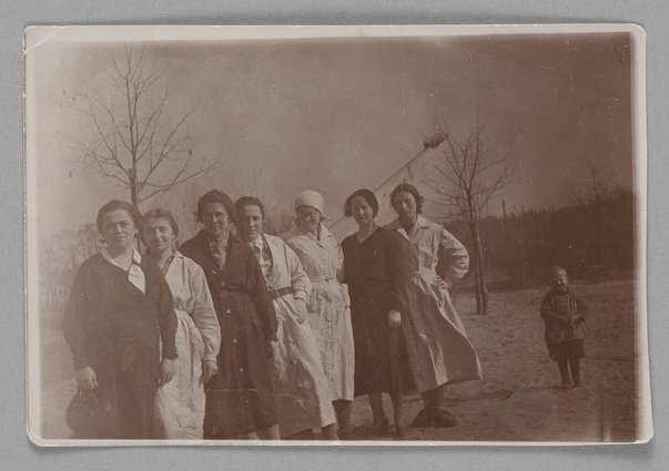 Fotografia przedstawiająca personel Różyczki, filli Domu Sierot (Gocławek)