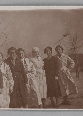 Fotografia przedstawiająca personel Różyczki, filli Domu Sierot (Gocławek)