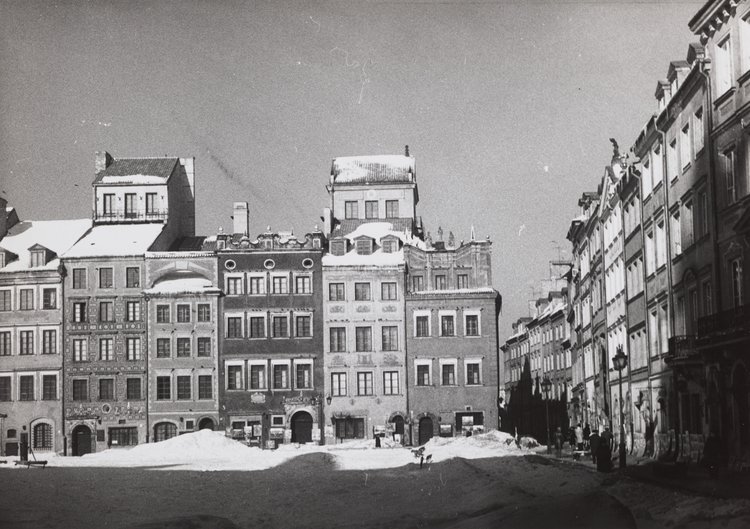 Rynek Starego Miasta zimą, widok na kamienice strony Dekerta