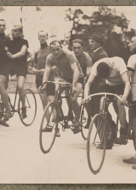 Album z fotografiami cyklistów na Dynasach