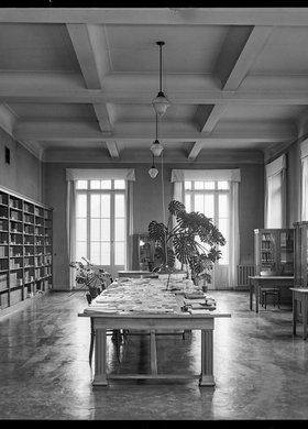 Wnętrze biblioteki w budynku Państwowego Zakładu Higieny przy ulicy Chocimskiej 24