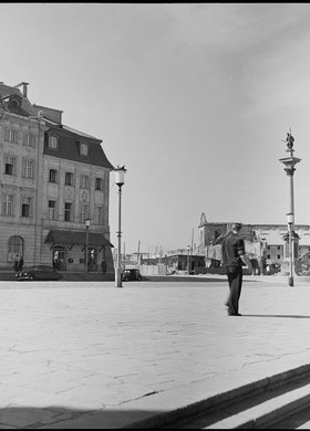 Widok na plac Zamkowy z Krakowskiego Przedmieścia