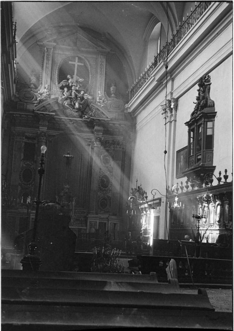 Powstańcy w zdobytym kościele św. Krzyża