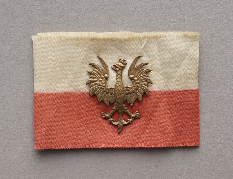 Orzełek na biało-czerwonej wstążce