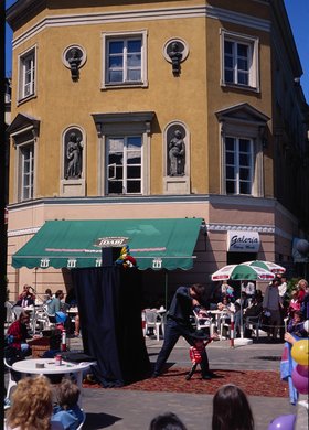 Teatr marionetek przed kamienicą Kestnerów na Krakowskim Przedmieściu