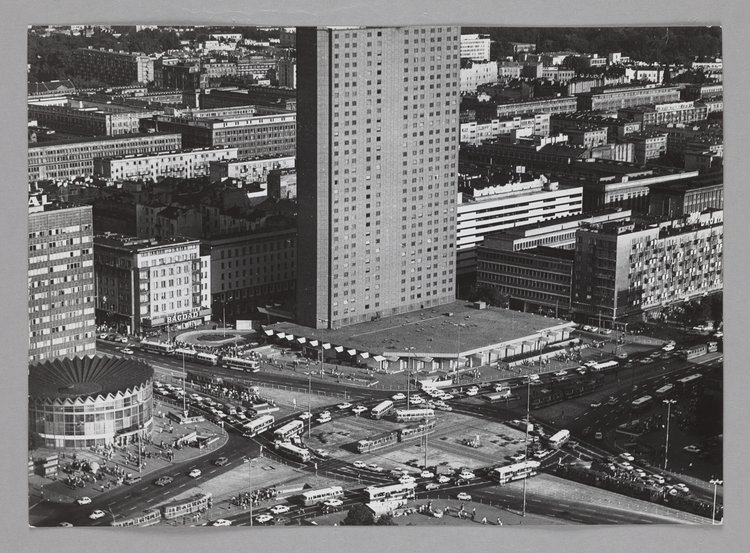 Widok z Pałacu Kultury i Nauki na hotel Forum i okolice