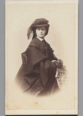 Portret kobiety w stroju z okresu żałoby narodowej