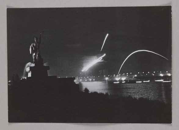 Pomnik Syreny nad Wisłą i pokaz sztucznych ogni nocą