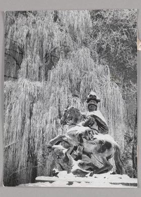 Pomnik króla Jana III Sobieskiego w Łazienkach Królewskich zimą