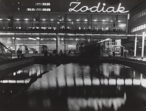 Zodiak Bar at night