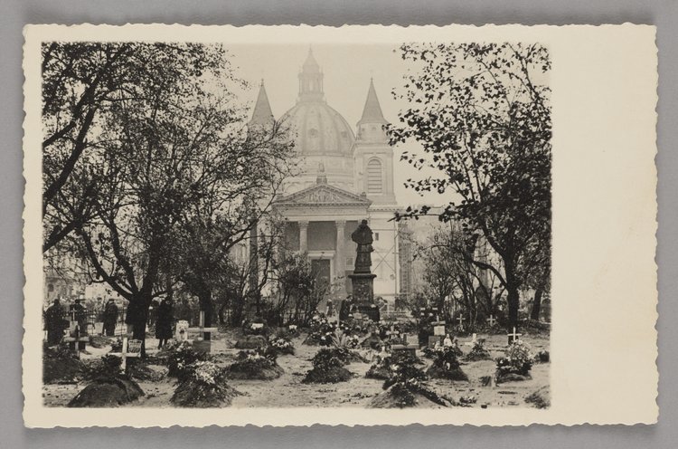 Tymczasowy cmentarz na placu Trzech Krzyży