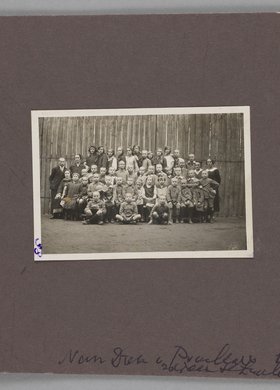 Fotografia przedstawiająca Marię Falską i Janusza Korczaka (Henryka Goldszmita) z dziećmi i wychowawcami w Naszym Domu