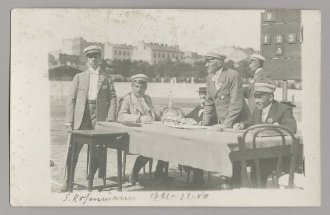 Kolegium sędziowskie podczas zawodów kolarskich na Dynasach