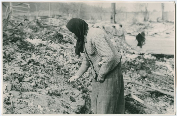 Kobieta wśród zgliszczy