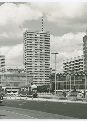 ,,Ściana wschodnia" ulicy Marszałkowskiej (u zbiegu z Alejami Jerozolimskimi)