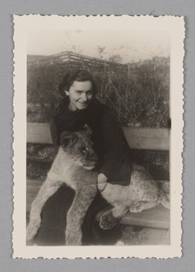 Fotografia przedstawiająca Esterę Winogron z lwem