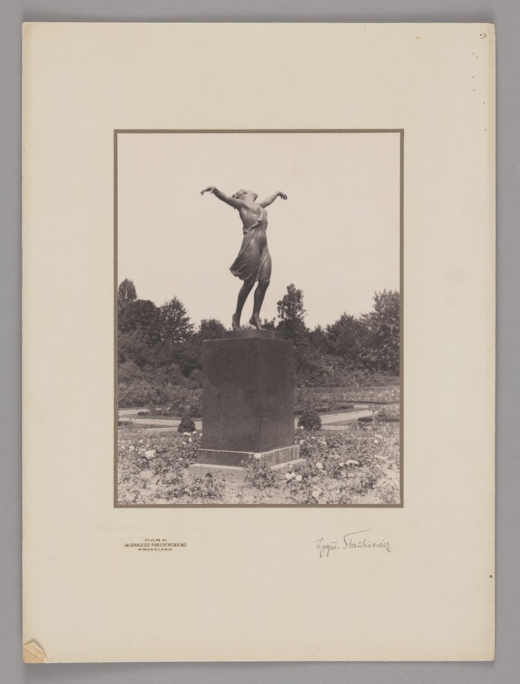 Rzeźba Tancerka w ogrodzie różanym w parku Skaryszewskim