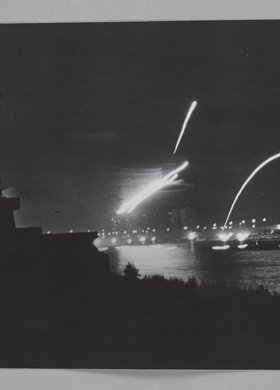 Pomnik Syreny nad Wisłą i pokaz sztucznych ogni nocą