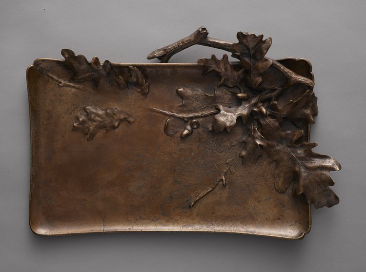 Taca z motywem liści dębu