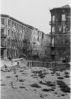 Ruiny zabudowy przy wylocie ulicy Wspólnej na Marszałkowską