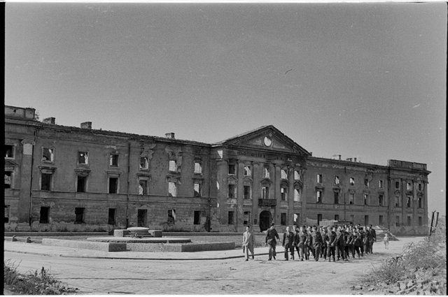Teren dawnego getta, grupa Żydów przed Gęsiówką
