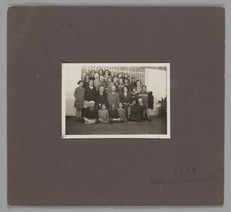 Fotografia przedstawiająca Izaaka Eliasberga, Janusza Korczaka (Henryka Goldszmita) i Stefanię Wilczyńską z dziećmi z Domu Sierot