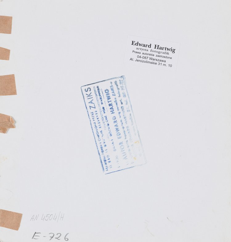 Fragment instalacji "Przejście" Jerzego Kaliny u zbiegu ulic Mazowieckiej i Świętokrzyskiej