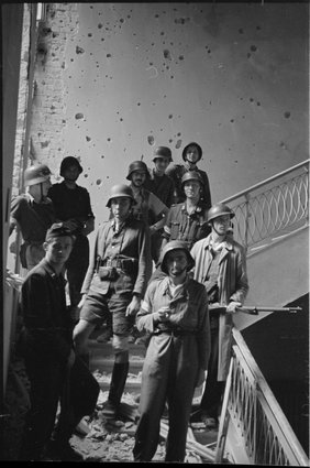 Powstańcy na schodach w pałacu Staszica