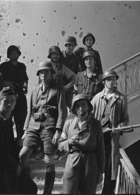 Powstańcy na schodach w pałacu Staszica