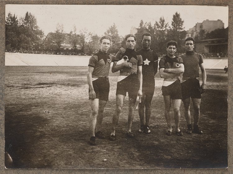 Album z fotografiami cyklistów na Dynasach