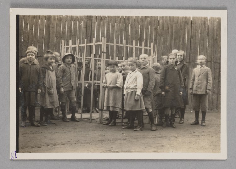 Fotografia przedstawiająca zabawę dzieci w cyrk w Naszym Domu
