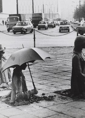 Fragment instalacji "Przejście" Jerzego Kaliny u zbiegu ulic Mazowieckiej i Świętokrzyskiej