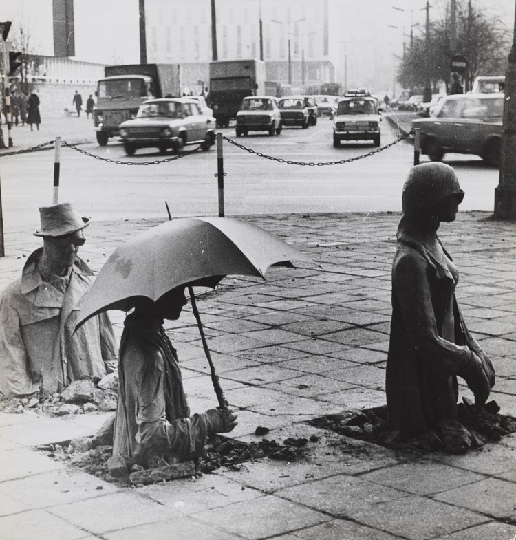 Fragment instalacji "Przejście" Jerzego Kaliny u zbiegu ulic Mazowieckiej i Świętokrzyskiej