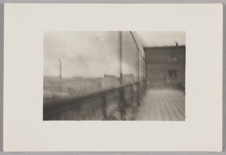 Dymy nad gettem, widok z ulicy Koszykowej 78