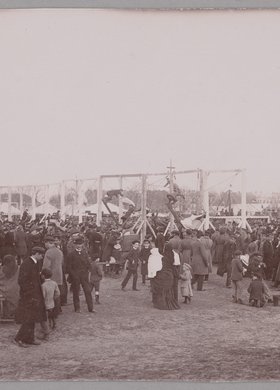 Zabawy ludowe na Polu Mokotowskim podczas świąt wielkanocnych