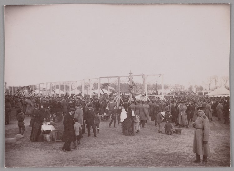 Zabawy ludowe na Polu Mokotowskim podczas świąt wielkanocnych