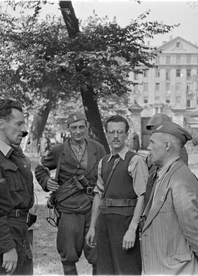 Powstańcy Zgrupowania AK "Krybar" w ogrodzie Konserwatorium Muzycznym przy ulicy Okólnik