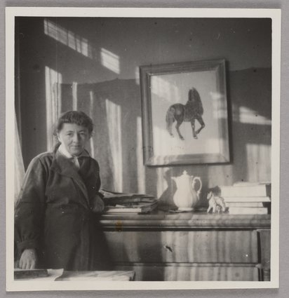 Autoportret Aliny Scholtz przy komodzie
