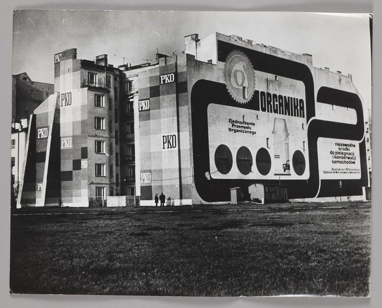 View of advertisements painted on the tenement houses at 41 and 43 Sienna St. from Złota St. At the intersection with Emilii Plater St.