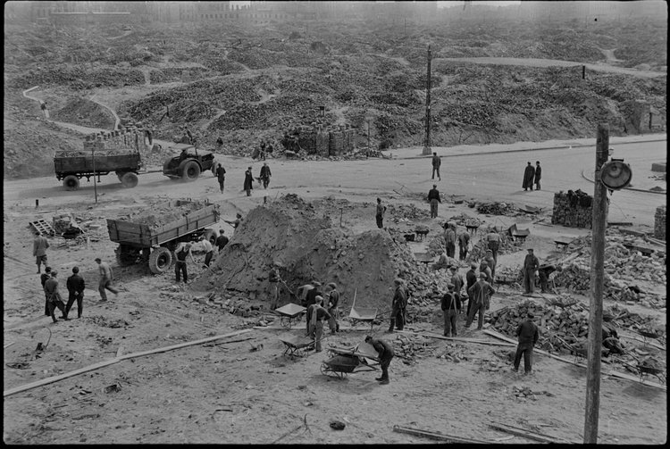 Wywożenie gruzu z terenu byłego getta