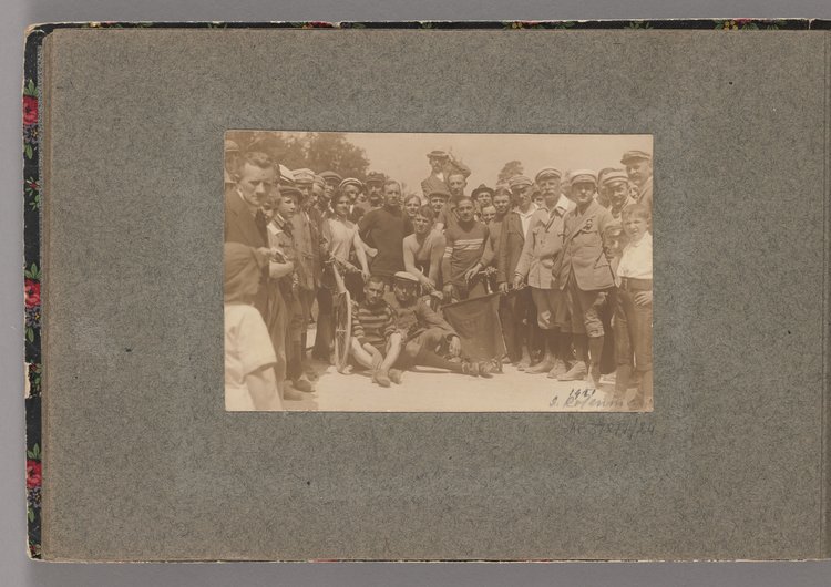 Album z fotografiami cyklistów na Dynasach