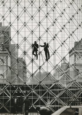 Budowa ołtarza na placu Defilad