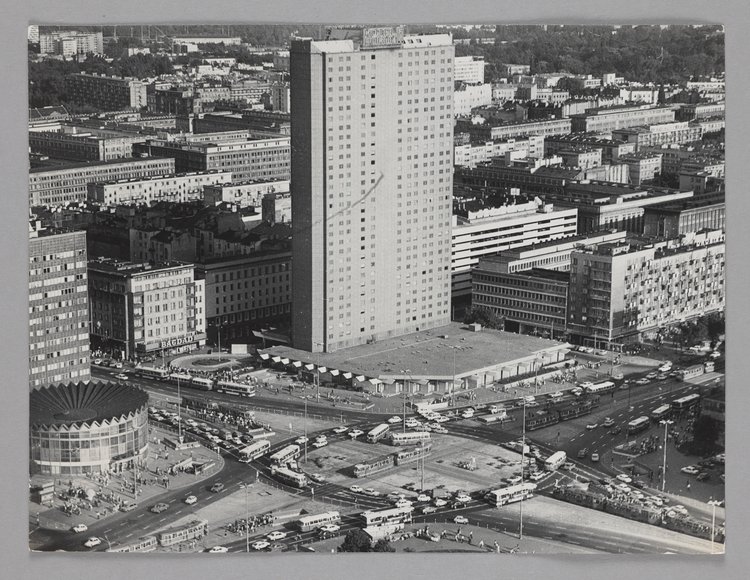 Widok z Pałacu Kultury i Nauki na hotel Forum i okolice