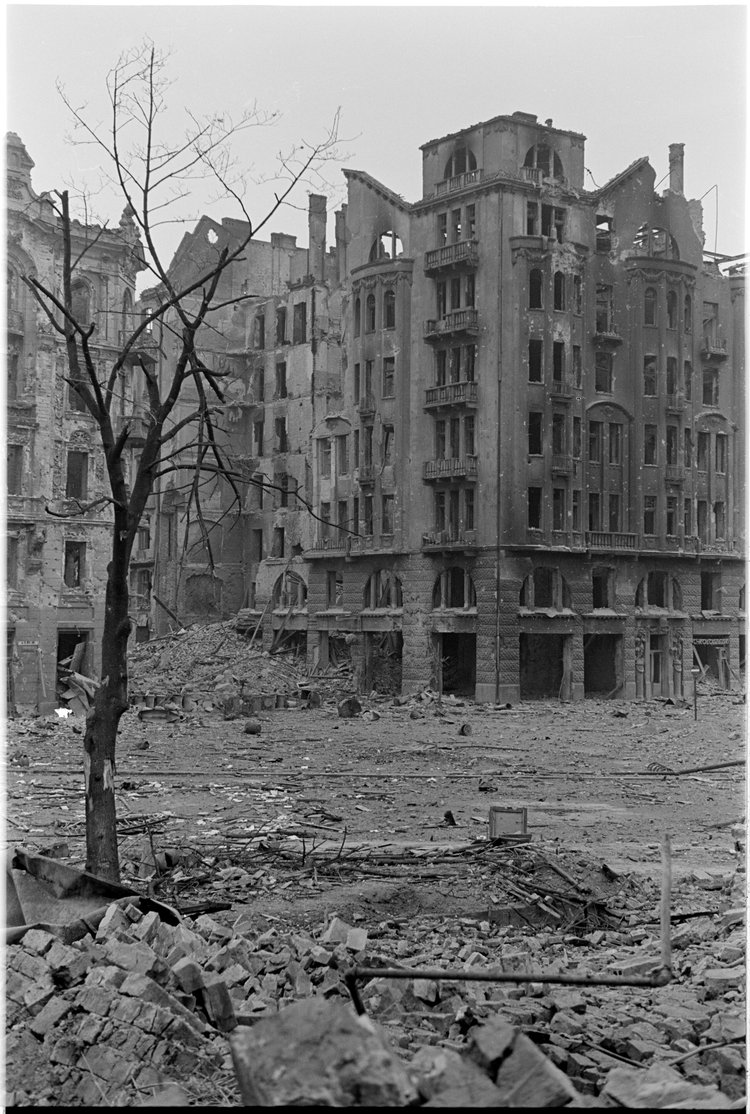 Ruiny kamienicy Goldstanda przy placu Napoleona 3